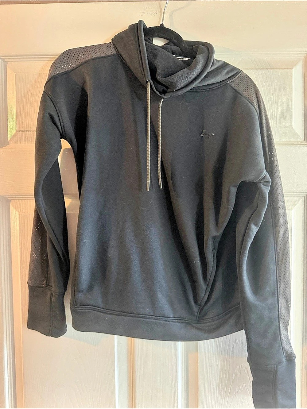Under Armour woman’s Black Hoodie Size Medium